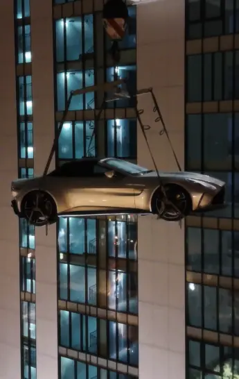 Grand Opening: az Aston Martin a tetőre emelve plakát